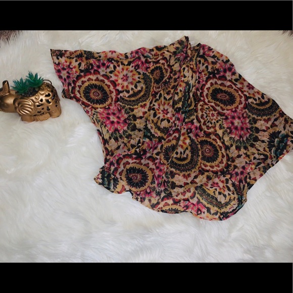 NWOT Live4Truth beautiful pattern short kimono - Picture 2 of 8